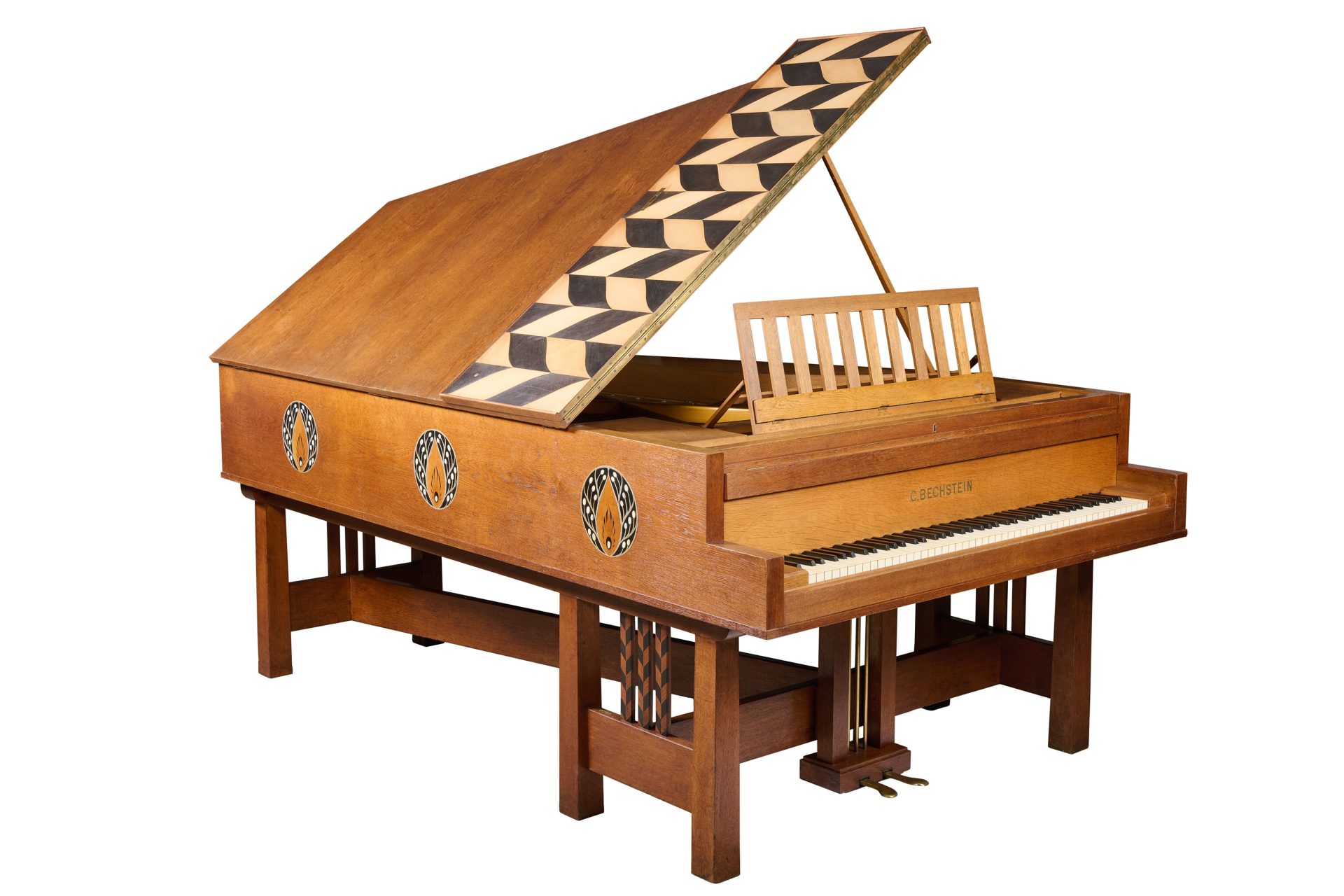 Ein kunstvolles Holzklavier mit geometrischem Design und offener Klappe.