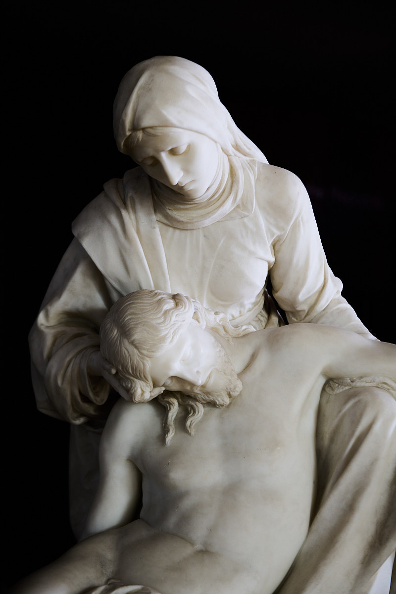 Marmorstatue einer trauernden Maria, die den leblosen Körper Jesu umarmt. Dramatik des Schmerzes in voller Intensität.
