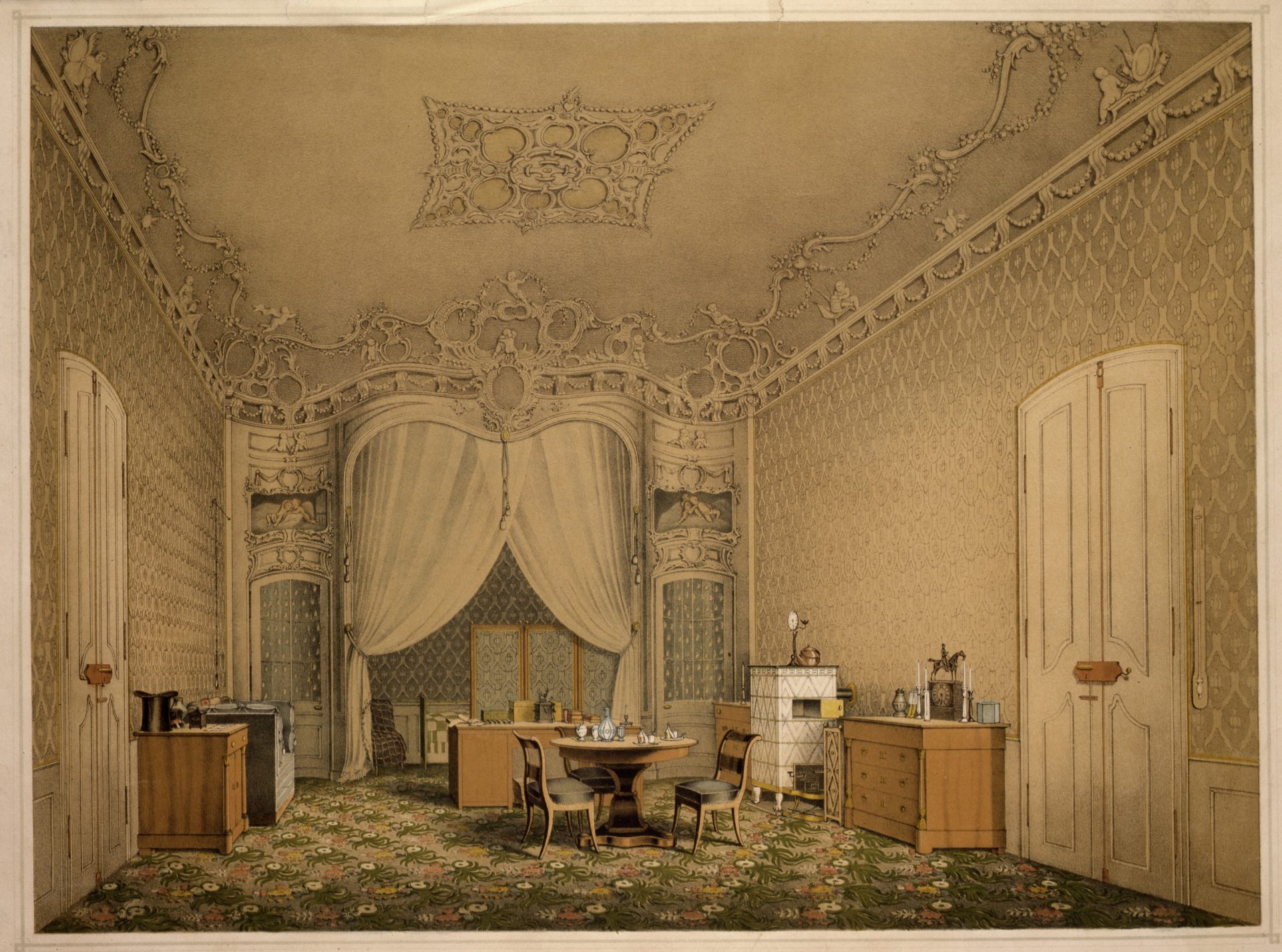 Elegantes Zimmer mit opulenten Verzierungen, rundem Tisch und nostalgischen Möbeln in sanften Farbtönen.
