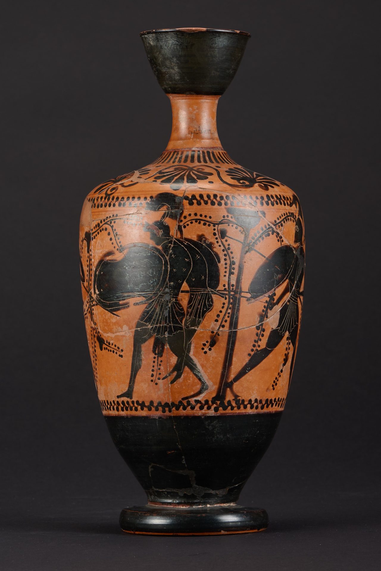 Antike griechische Vase mit kriegerischen Szenen, rotes Tonmaterial mit schwarzer Malerei, elegante Form und Details.