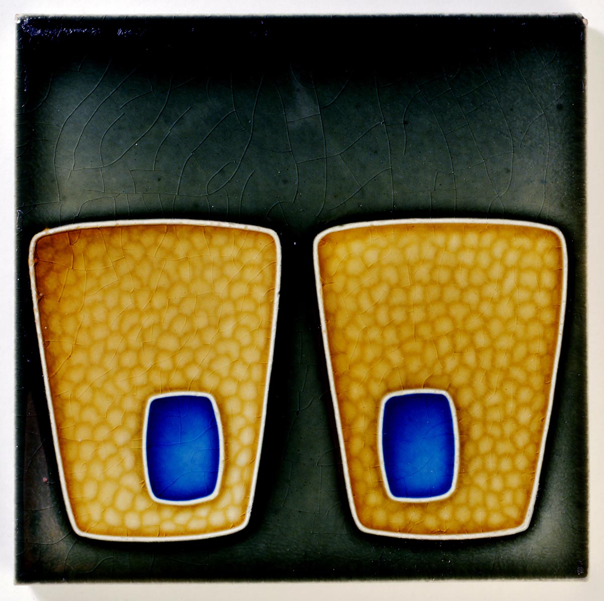 Zwei stilisierte, gelbe Formen mit blauen Akzenten auf dunklem Hintergrund, abstrakte Kunst.