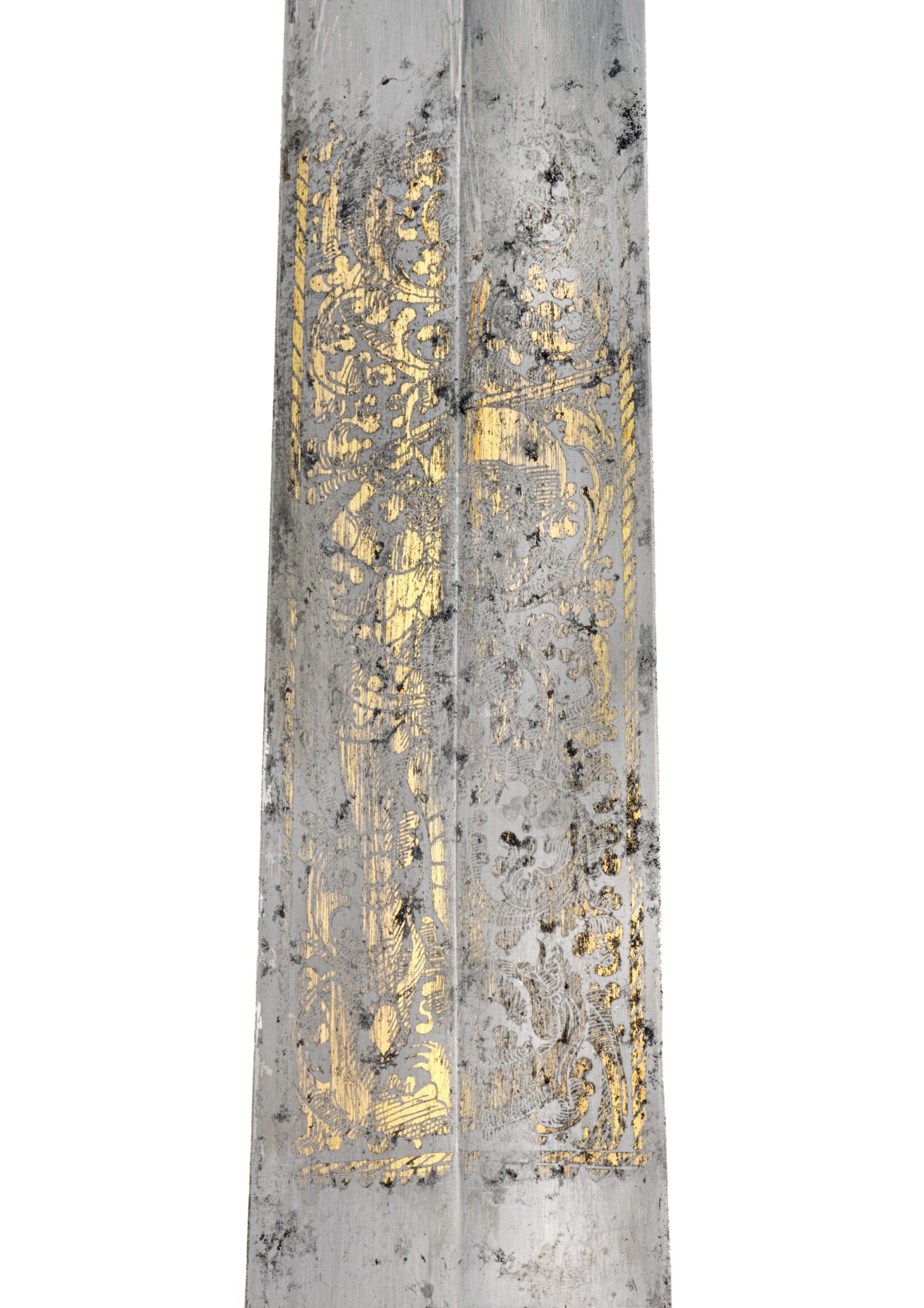 Nahaufnahme eines verzierten Metallobjekts mit goldenen Elementen und patinierten Oberflächen.