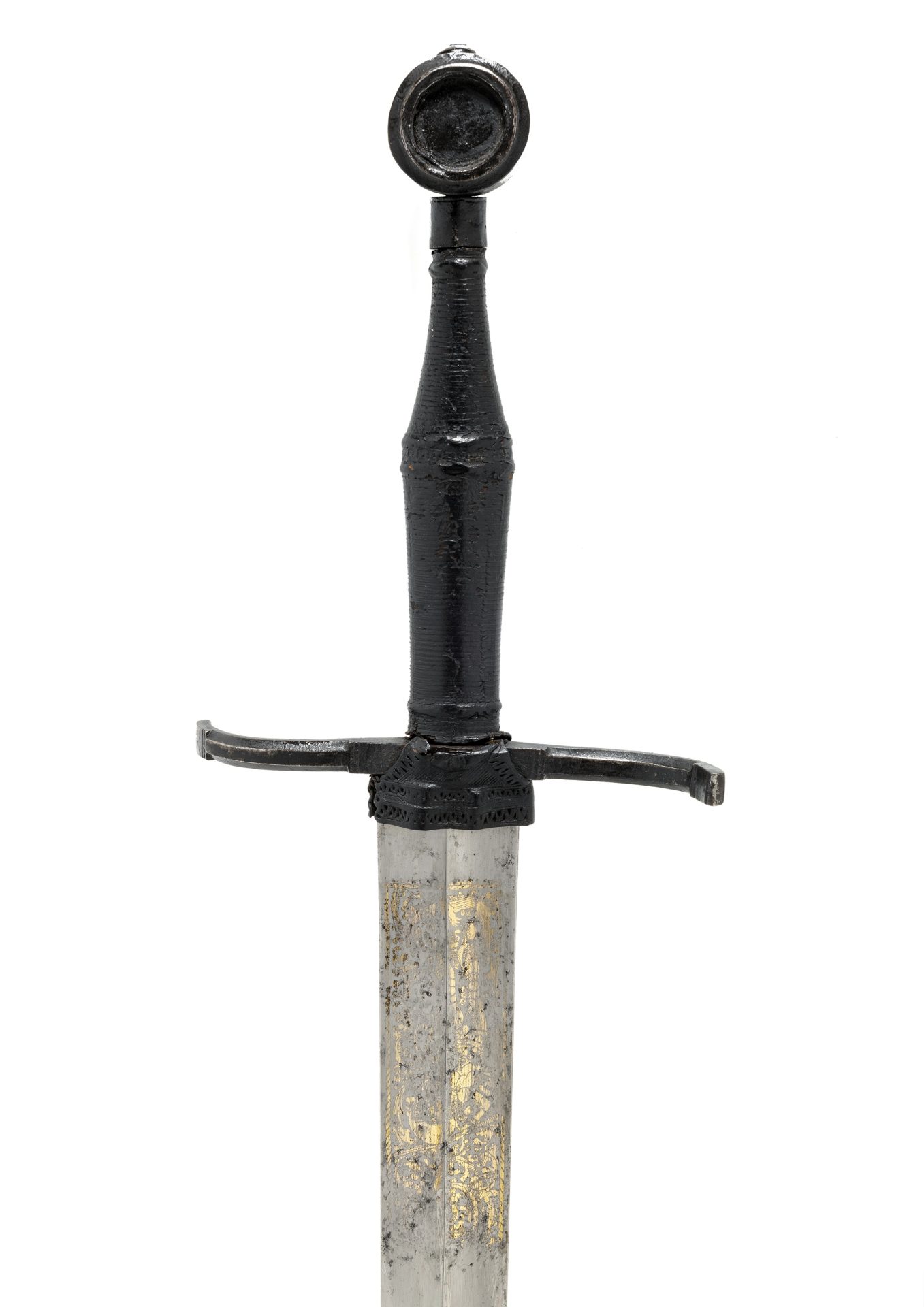 Detailansicht eines antiken Schwertes mit schwarzem Griff und verziertem Klingenansatz vor weißem Hintergrund.