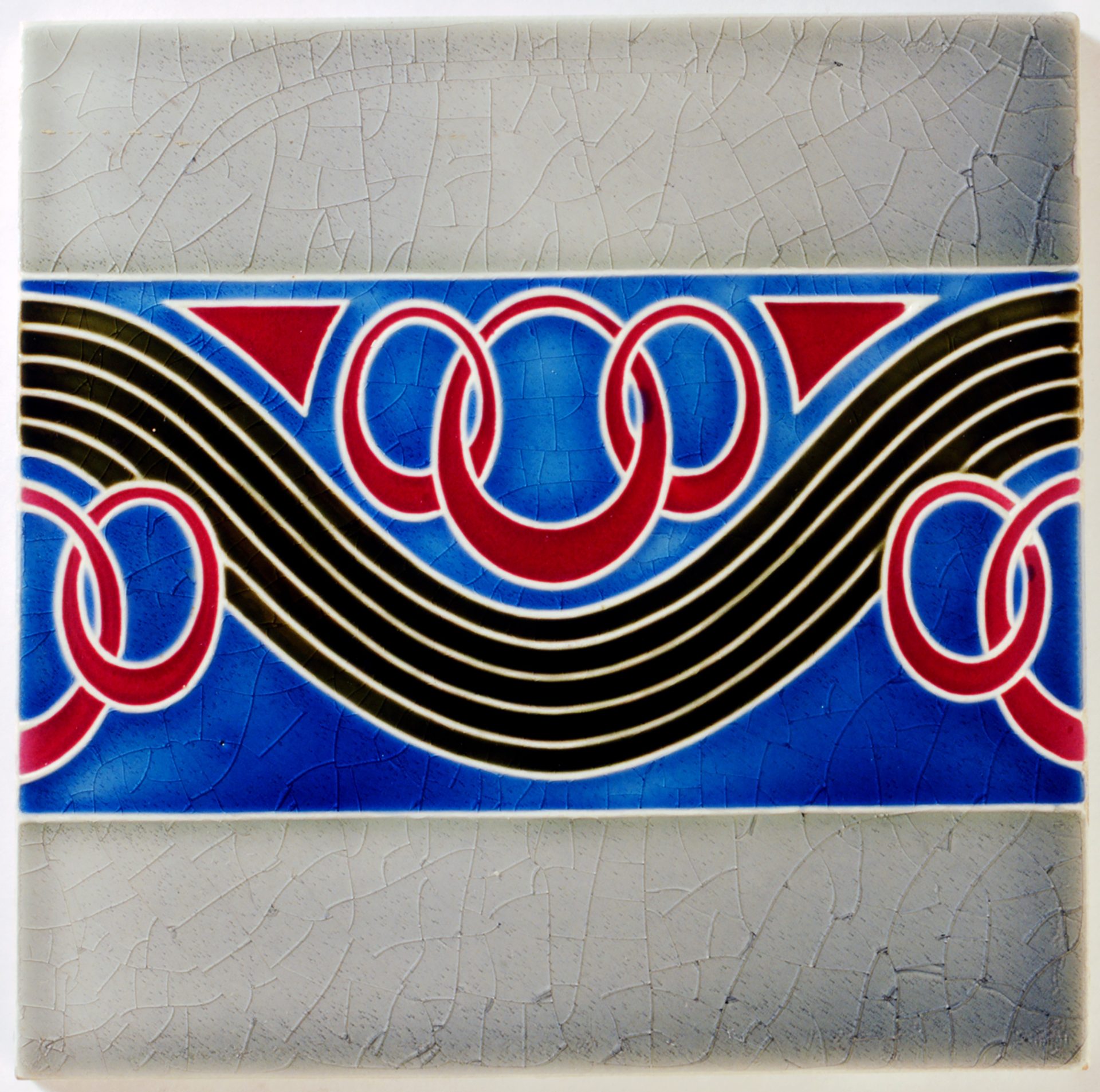 Abstraktes Design mit blauen, roten und schwarzen Mustern, die geschwungene Linien und Ringe zeigen. Textur im Hintergrund.