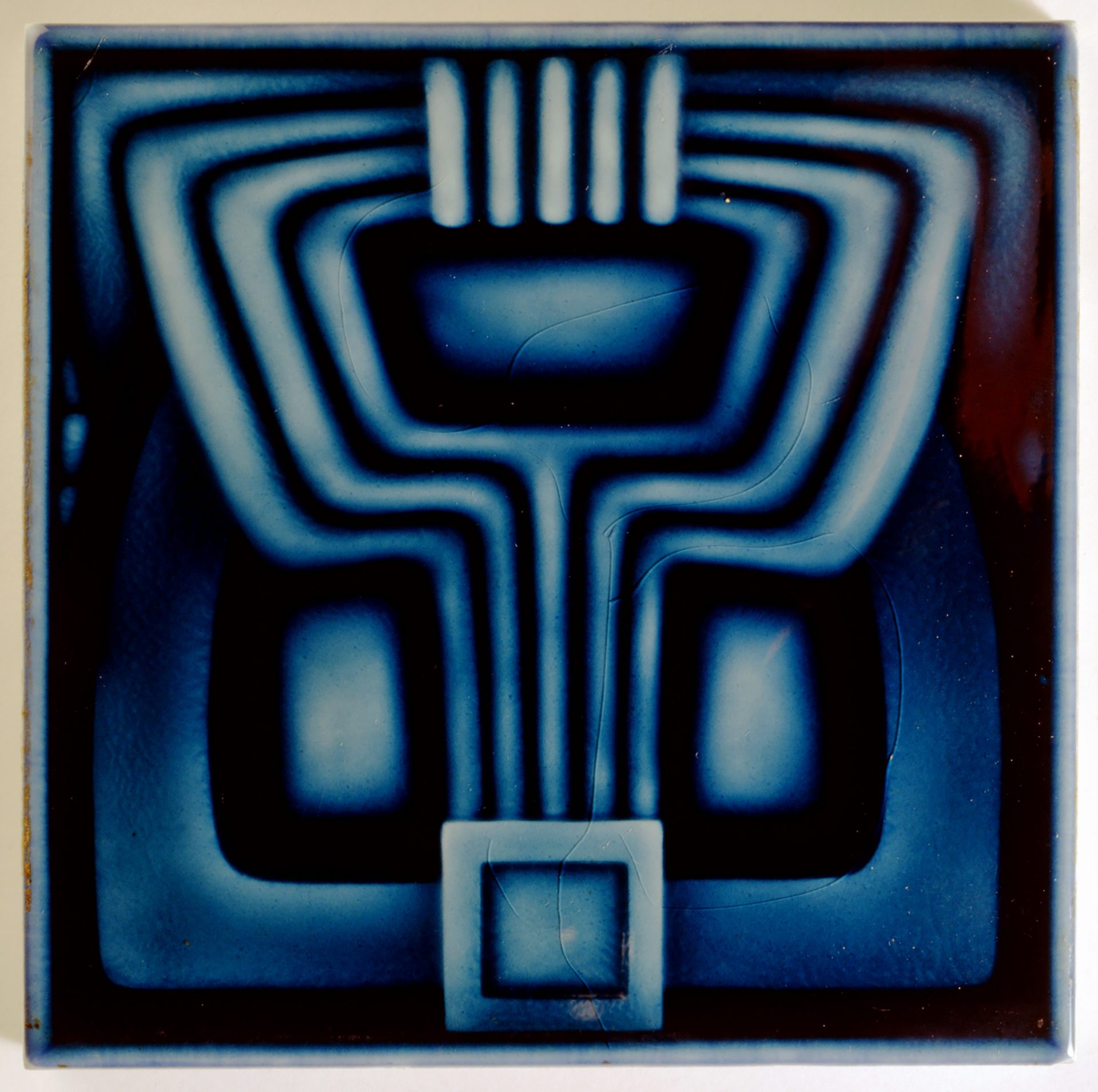 Abstrakte blaue Grafik mit geschwungenen Linien und geometrischen Formen auf hellem Grund.