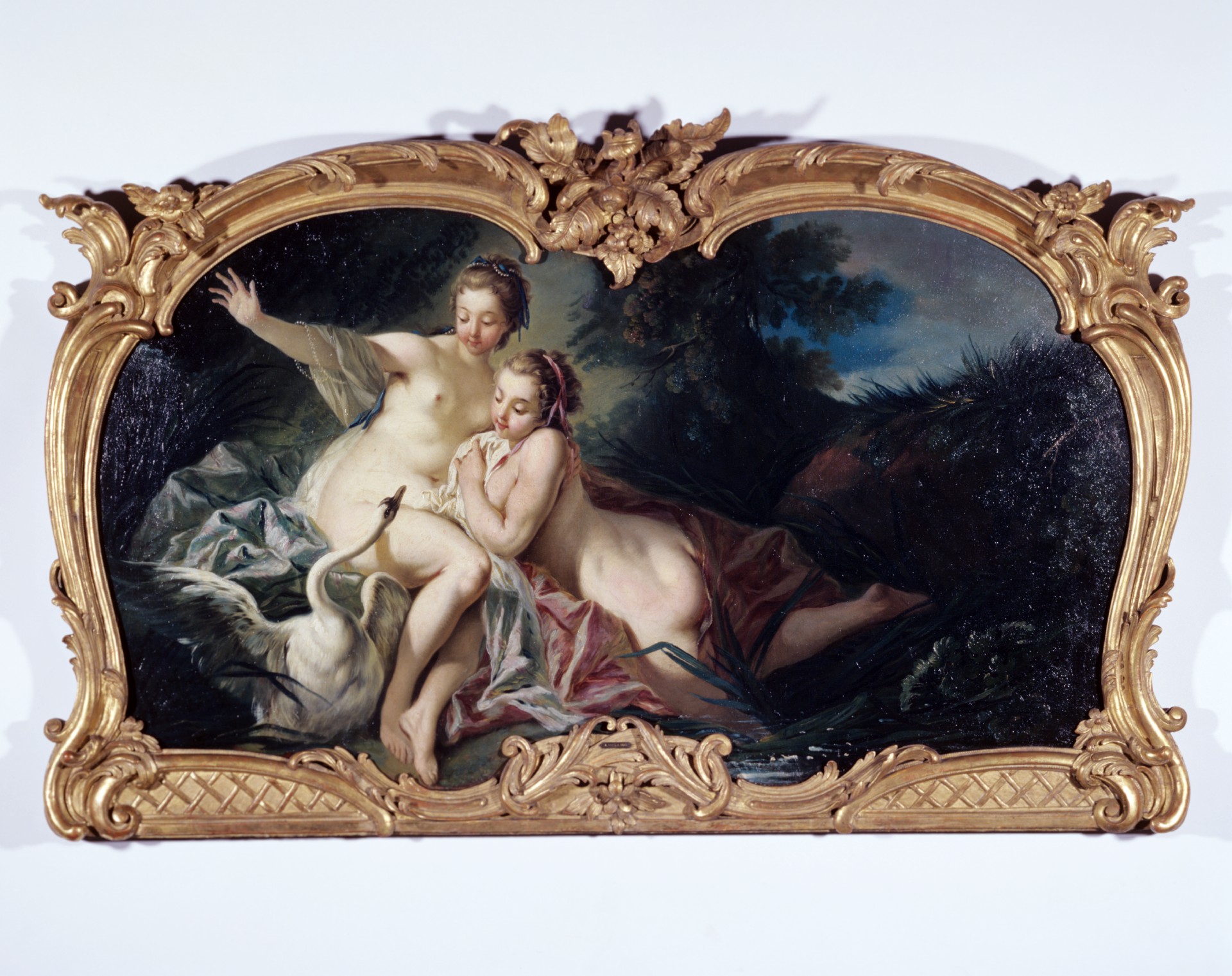 Zwei Frauen und ein Schwan in einer romantischen, naturverbundenen Szene, eingefasst in einen dekorativen goldenen Rahmen.