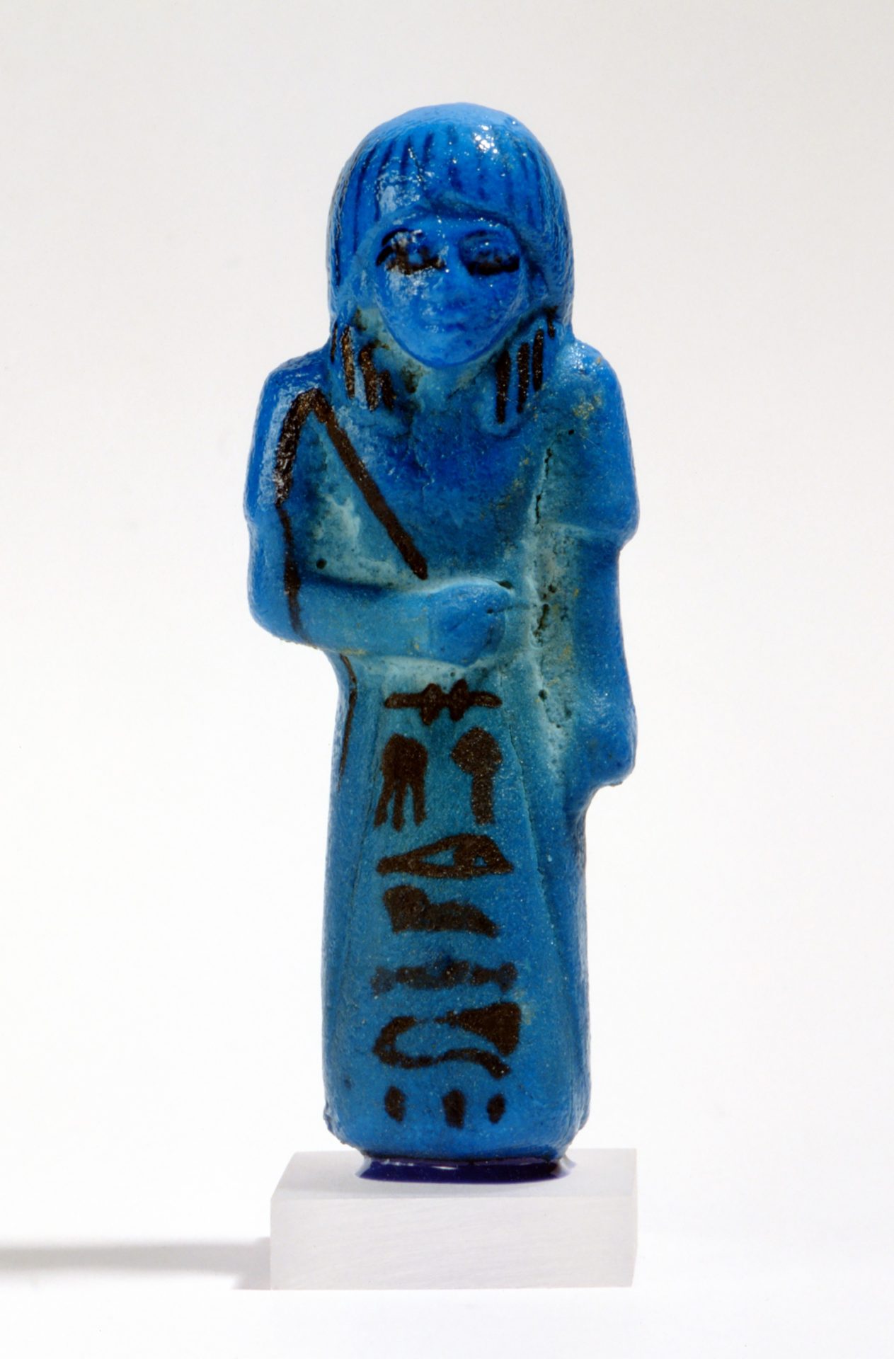 Blaue Figur aus Ägypten, mit hieroglyphischen Symbolen und detaillierter Darstellung einer Person.