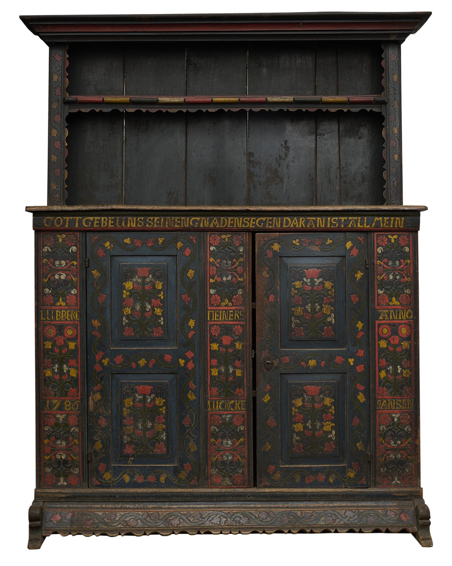 Bunt bemalter Holzschrank mit floralen Motiven und Inschrift, traditionelles Handwerk aus dem 18. Jahrhundert.