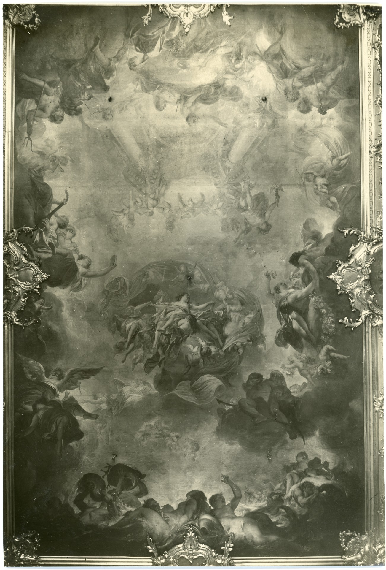 Historische Schwarz-Weiß-Malerei mit himmlischen Figuren, die schwebend in den Wolken dargestellt sind.