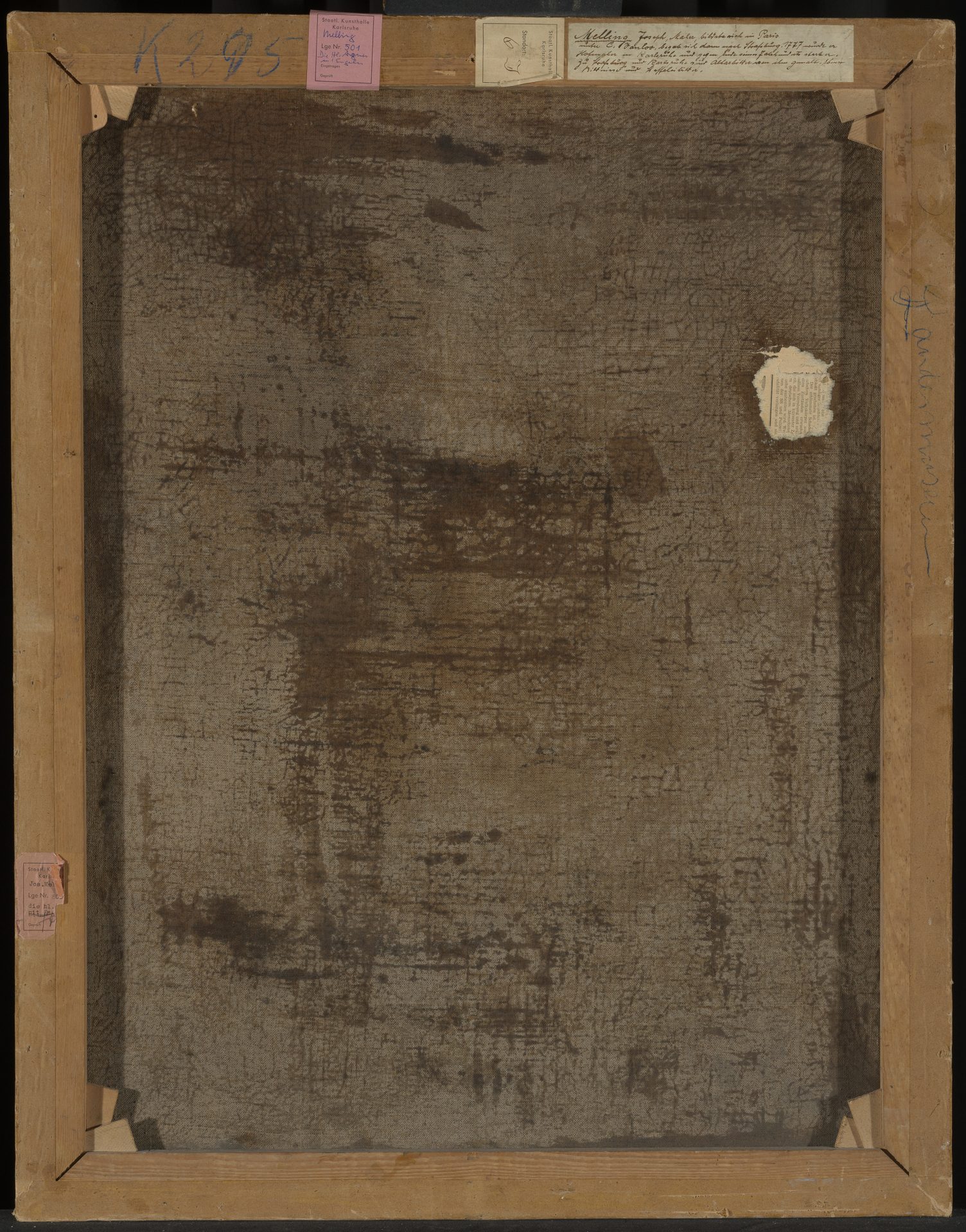 Rückseite eines Rahmens mit verschiedenen Etiketten und einem strukturierten, bräunlichen Hintergrund.