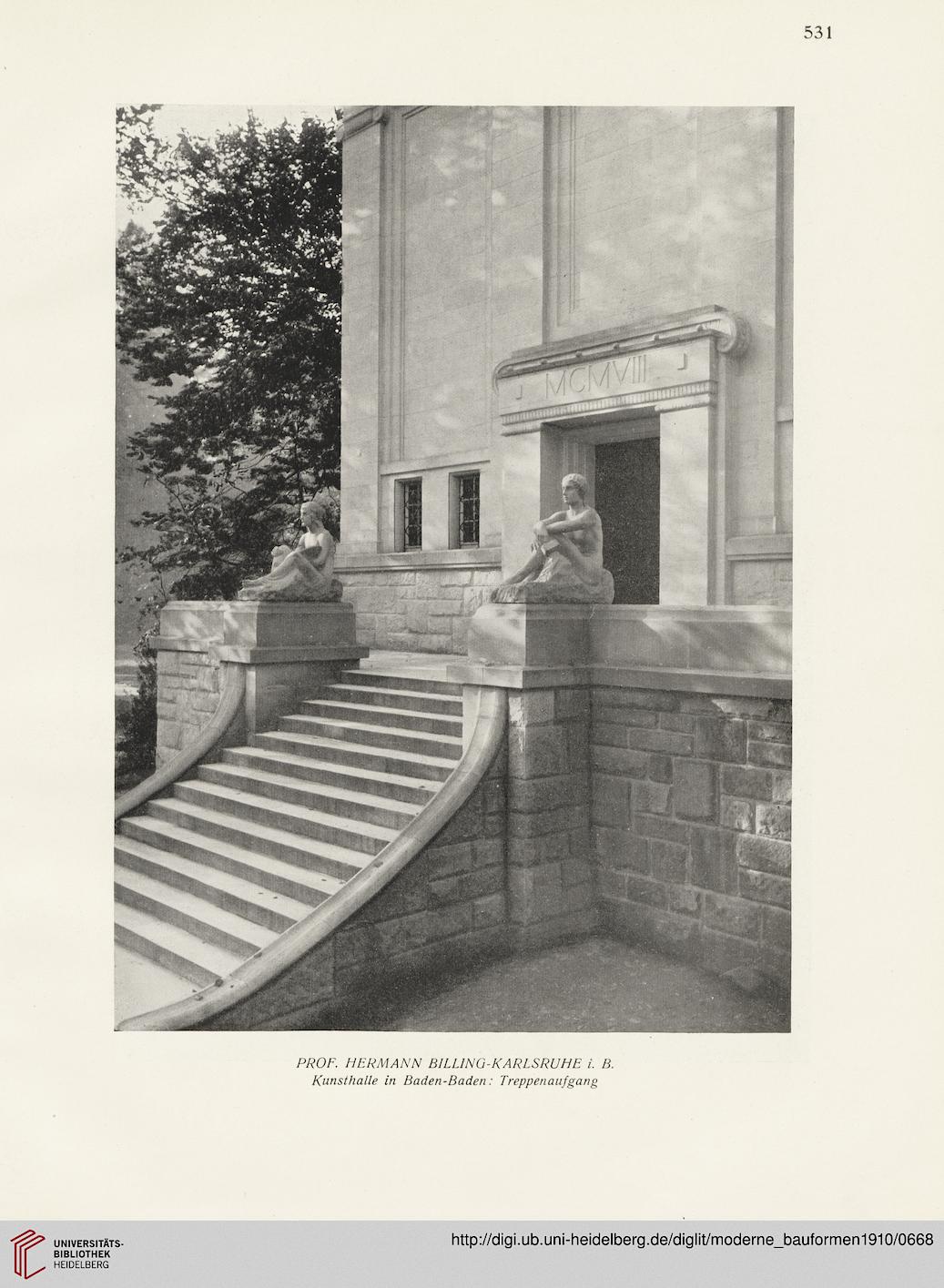 Treppenaufgang zur Kunsthalle in Baden-Baden mit zwei Skulpturen und historischer Architektur.
