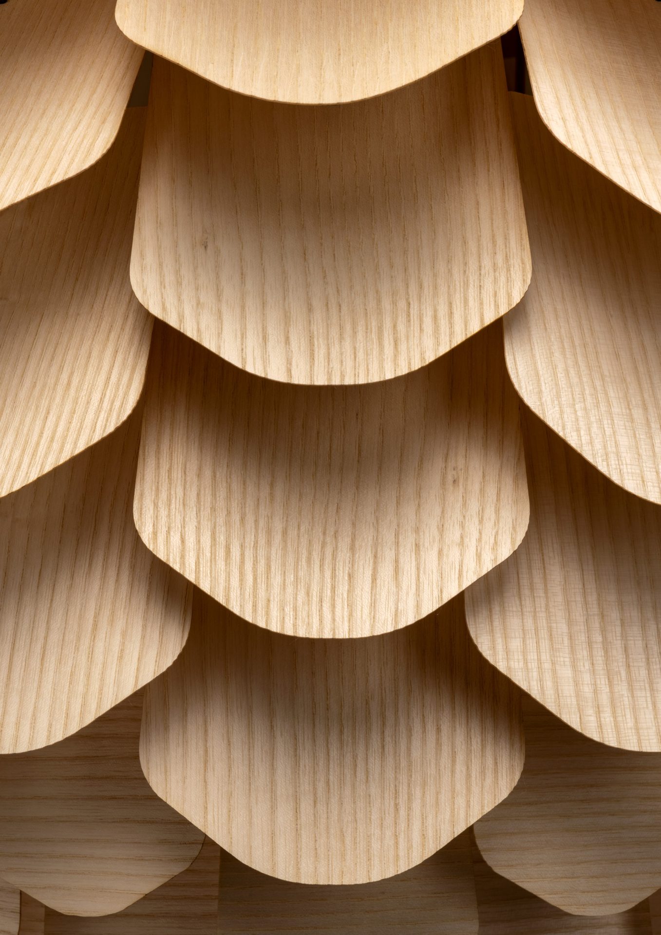 Nahaufnahme schichtenförmiger, holzfarbener Platten mit natürlicher Struktur und Textur.